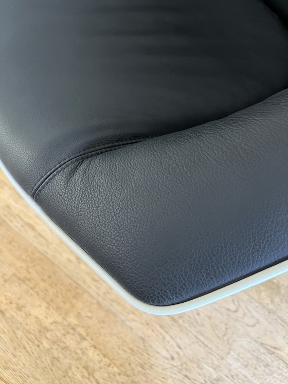 Fauteuil lounge pivotant design Kastel Krokus, cuir noir et crème, chrome – Leather (photo 5 of 7)