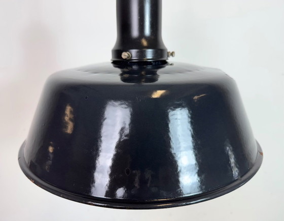 Image 1 of Industriële zwarte emaille fabriekslamp met porseleinen bovenkant, jaren 50