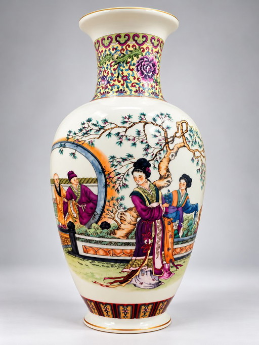 Elegante Balustervase aus Porzellan – Jingdezhen – Polychromes Dekor und Vergoldungen