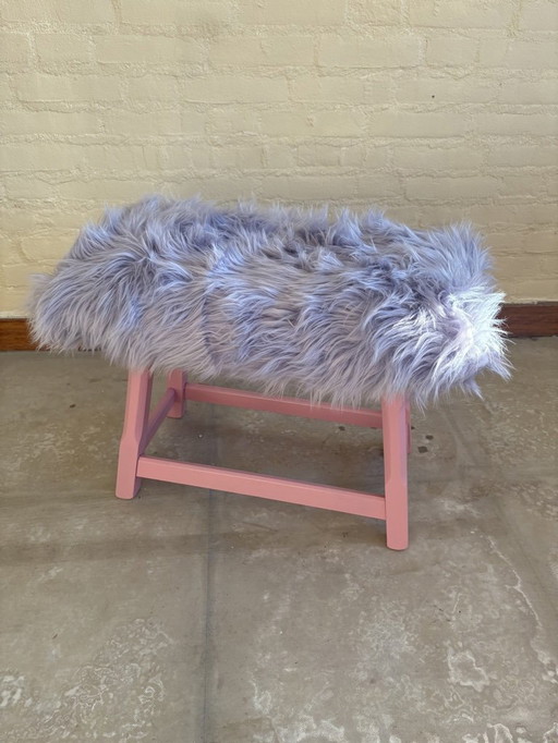 Vintage voetenbankje / kruk met fluffy bekleding - funky paars/roze