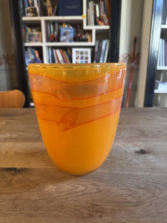 Image 1 of Jarrón grande de vidrio artístico soplado a mano – Remolinos vibrantes de color naranja y rojo