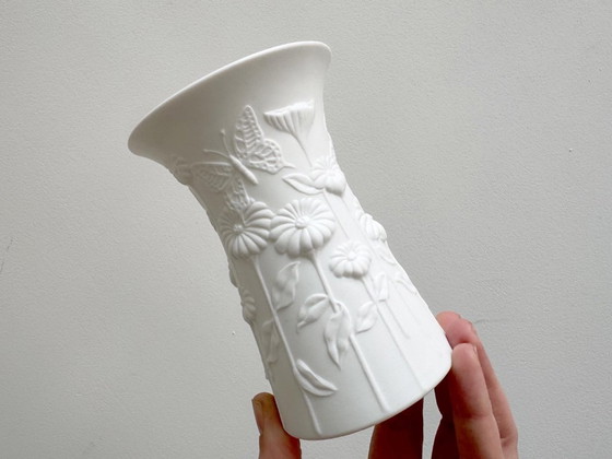 2x Vintage White Biscuit Porcelain AK Kaiser Vases - M. Frey (photo 5 of 8)