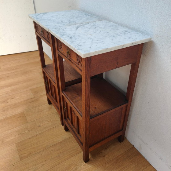 Image 1 of Ensemble de tables de chevet/comptoirs anciens avec plateau en marbre. Prix de l'ensemble