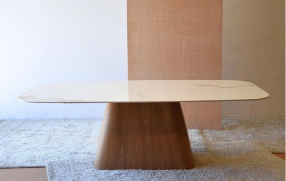 Image 1 of Eettafel met keramische voet in mat essenhout.