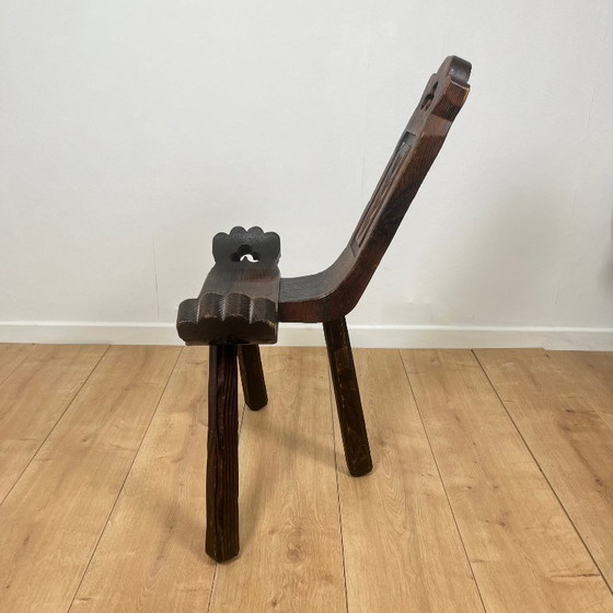 Image 1 of Coppia di sedie basse brutaliste a treppiede in legno massello, metà del XX secolo.