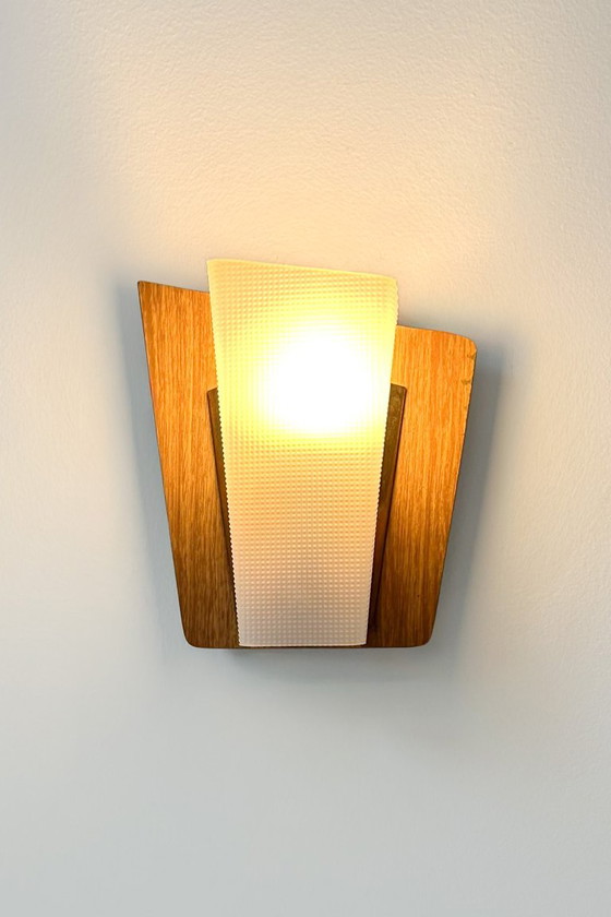 Pair of vintage perspex and wood Wall lights, France 1960, Gold (photo 3 of 6)
