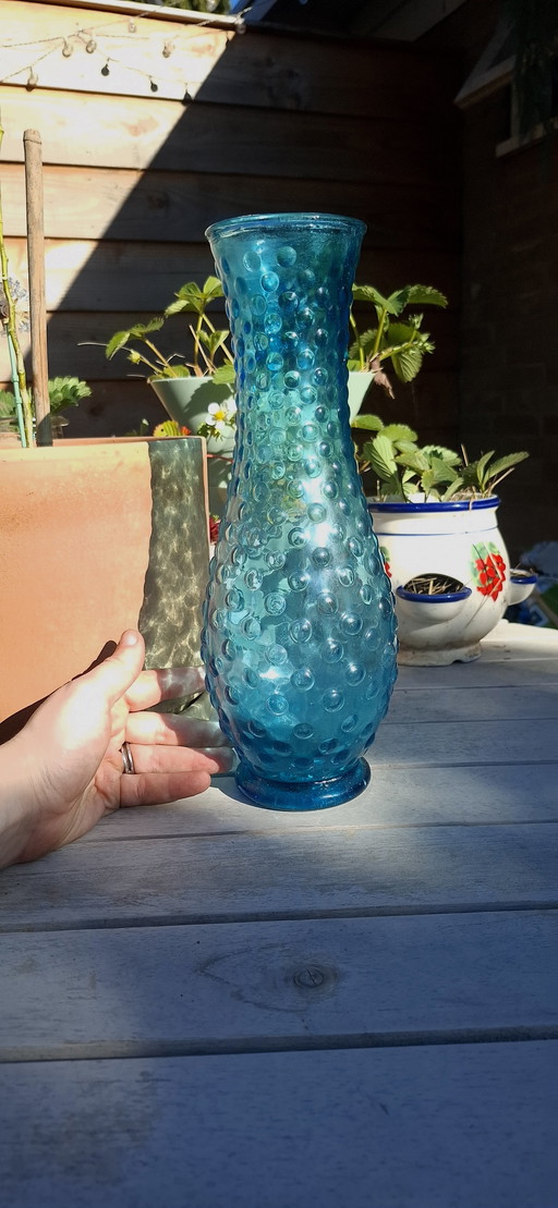 Jarrón vintage Empoli Hobnail de cristal azul reactivo a los rayos UV, fabricado en Italia en 1960.