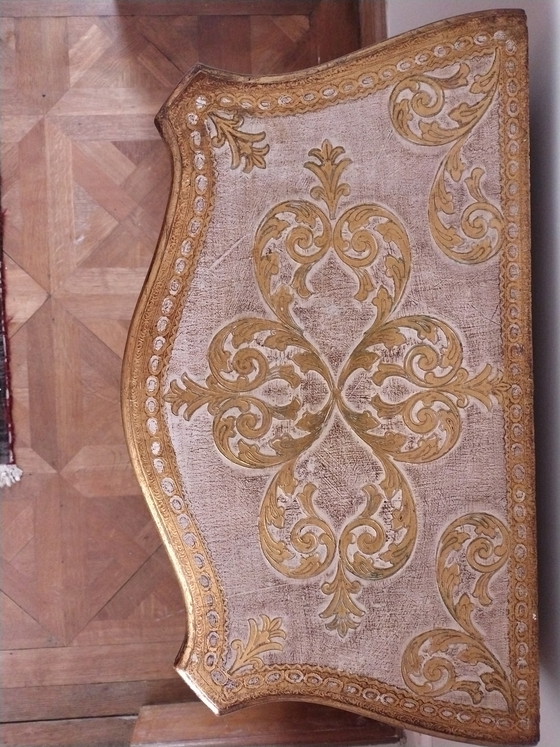Image 1 of Armario italiano florentino antiguo con tres cajones de madera dorada.