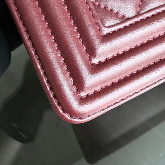 Image 1 of Chanel Boy Medium - 25 cm, cuir d'agneau matelassé bordeaux, finitions dorées, Série 22