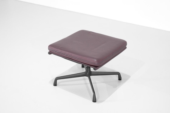 EA 223 Ottoman Stool designed by Charles and Ray Eames for Vitra, USA, 1969. – Display cabinets, Aluminium (photo 4 of 19)