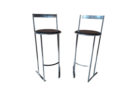 Image 1 of Een paar vintage krukjes uit de jaren 70 - minimalistisch design in chroom en leer.