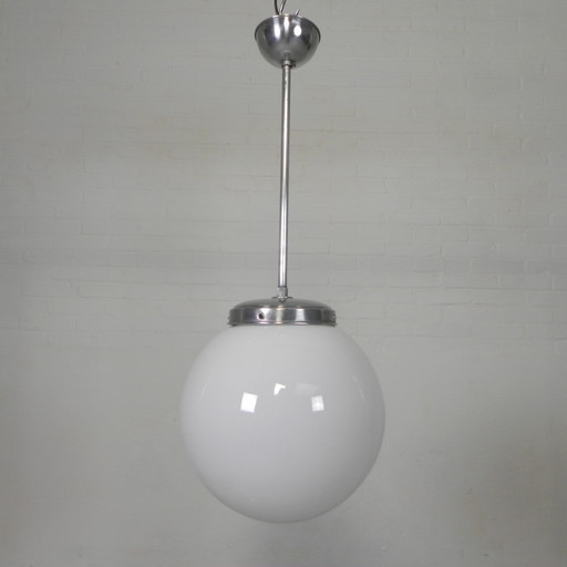 Lampada a sospensione Art Déco con globo bianco, anni '30
