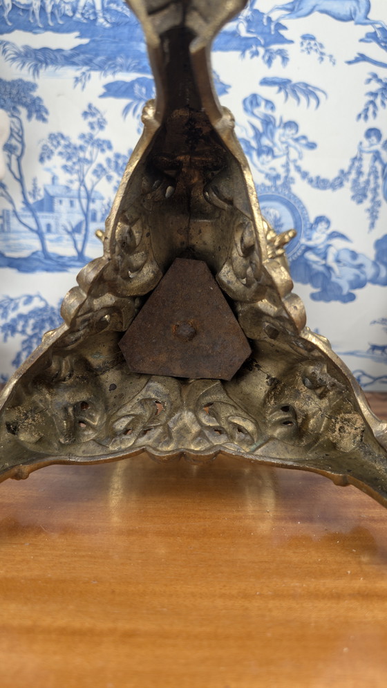 Image 1 of 19e eeuw Verguld bronzen kaarsenhouder met waterspuwers Neo Middeleeuwse stijl