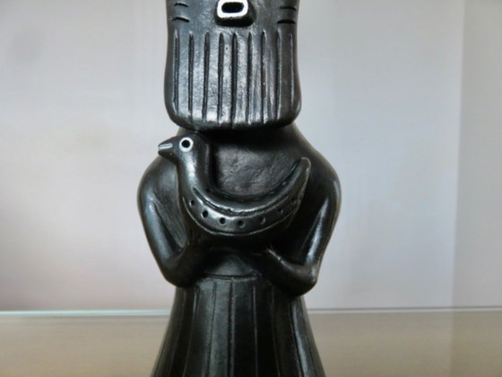 Image 1 of Ceramica nera opaca raffigurante una figura femminile tribale.