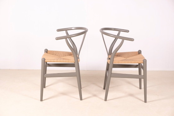 Image 1 of 2x Hans J. Wegner CH24 "Wishbone" stoelen voor Carl Hansen & Søn