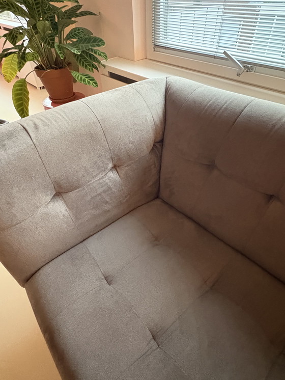 Image 1 of Wunderschönes 3-Sitzer-Sofa und passender Hocker aus Samt von Wulf Wonen