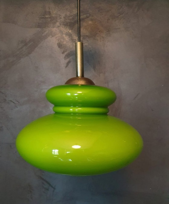 Image 1 of Lampe suspendue de l'ère spatiale / Mid Century d'un vert profond avec un abat-jour en verre opalin.