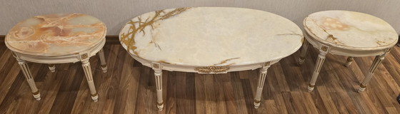 Image 1 of Salonsuite in verguld hout in Lodewijk XVI-stijl: bank, 4 fauteuils en 3 onyxtafels