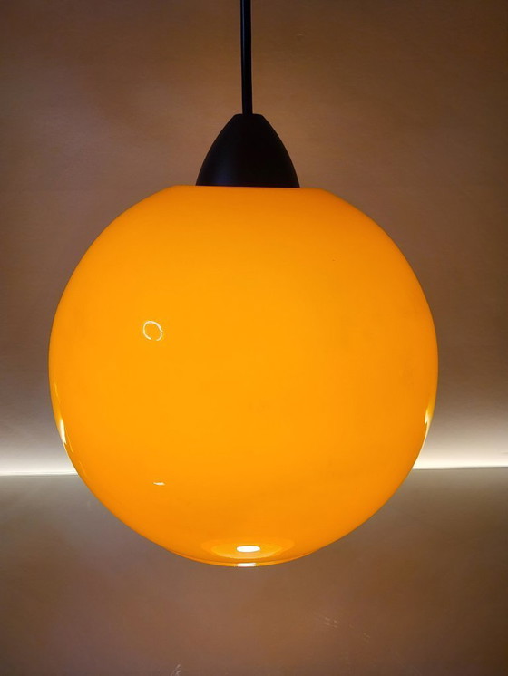 Image 1 of Lampada a sospensione vintage in vetro opalino arancione, probabilmente anni '80