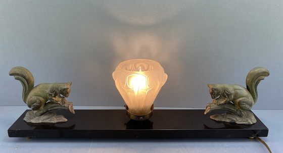 Image 1 of Art Deco Tafellamp | Vintage Marmeren Lamp Met Eekhoorns | Antieke Franse Beeldlamp | 1920s Dierenlamp