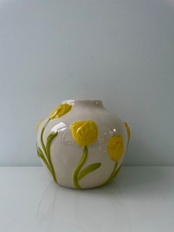 Image 1 of Handbemalte Vase mit Tulpenrelief