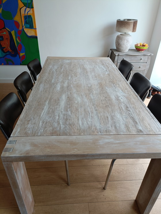Image 1 of Eettafel van massief hout.