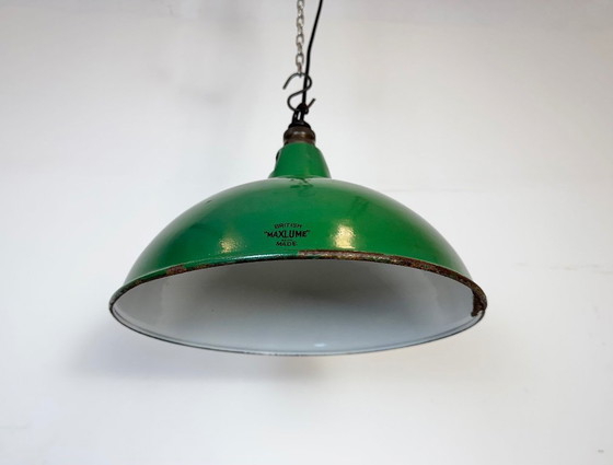 Image 1 of Lámpara colgante industrial británica de esmalte verde de Maxlume, década de 1960