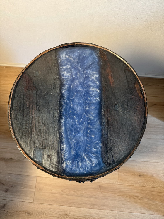 Image 1 of Exklusiver Whiskyfass-Getränkeschrank - Handgefertigt mit Altholz & Epoxy-Deckel