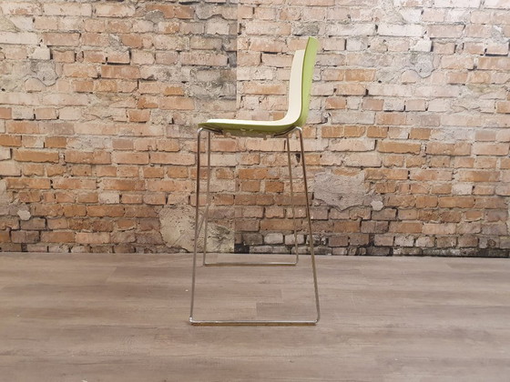 Image 1 of 2 tabourets de bar Arper Catifa 46, modèle traîneau, vert/blanc