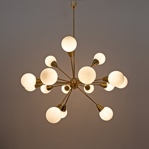 Lustre Spoutnik en laiton et verre opalin, Mid-Century Modern Italian Brass and Glass Large Sputnik Chandelier, 70s