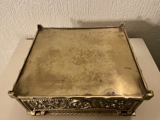 Image 1 of Sieraden- of sigarettendoosje van brons en messing met taferelen uit de Renaissance.