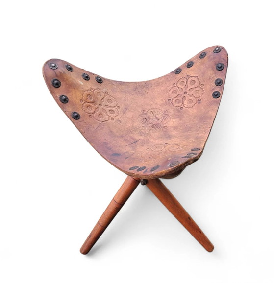 2 x Bijpassende Vintage Bewerkt Lederen Driepoot Stoel / Campingstoel – Klapstoelen (photo 4 of 17)
