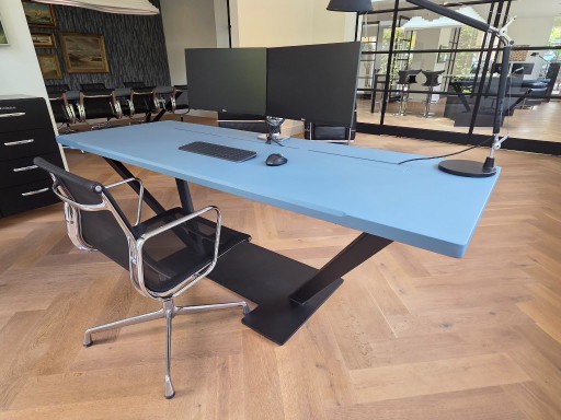 Escritorio de diseño exclusivo con gestión de cables y brazo para monitor. – bureau, Mdf, Metal (photo 2 of 6)