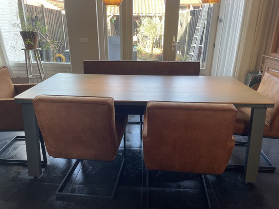 Image 1 of 4 chaises de salle à manger et un canapé assorti