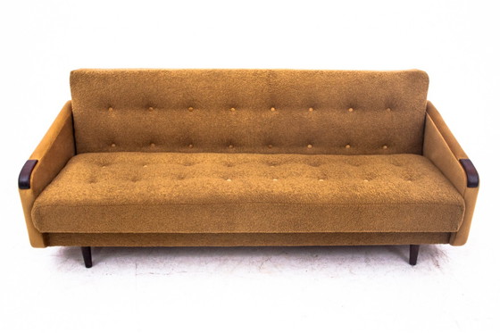 Image 1 of Gelbes Bouclé-Sofa aus der Mitte des Jahrhunderts, Dänemark, 1960er Jahre.