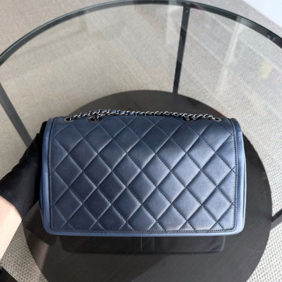 Image 1 of Chanel Seasonal Flap - 25 cm gewatteerd kalfsleer, blauw ruthenium, zilverkleurige hardware, serie 20