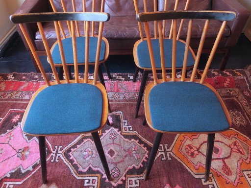 Set van 4 eetkamerstoelen in mid-century stijl met uitlopende poten en marineblauwe zittingen. – Textile, Wood