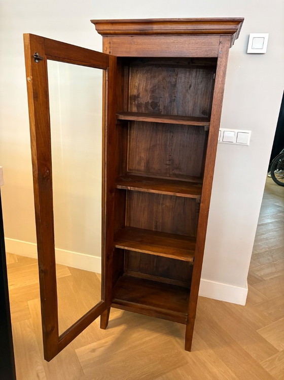 Image 1 of Massief houten vitrinekast