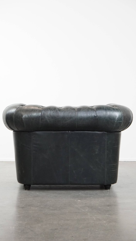 Image 1 of Ruime zwarte chesterfield fauteuil van generfd rundleer
