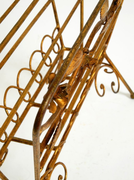 Image 1 of Straordinario portariviste e giornali in stile moderno di metà secolo con struttura in metallo dorato.