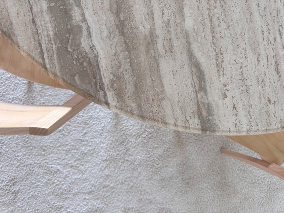 Image 1 of Ronde eettafel van natuurlijk travertin - Moderne vintage designtafel