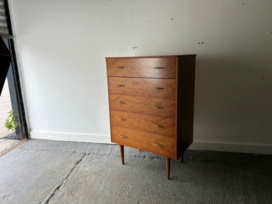 Image 1 of Vintage ladekast van notenhout met messing handgrepen uit het midden van de 20e eeuw, jaren 1950-1960.