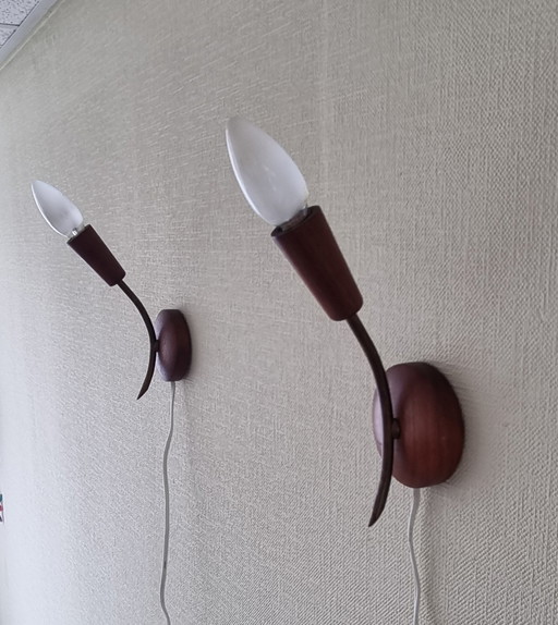 Due lampade da parete in teak di metà secolo, senza paralume