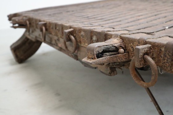 Image 1 of Antico tavolo indiano a carretto con ottone e ferro - c.1800, oggetto Wabi-Sabi