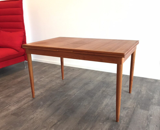 Mesa de comedor de diseño danés