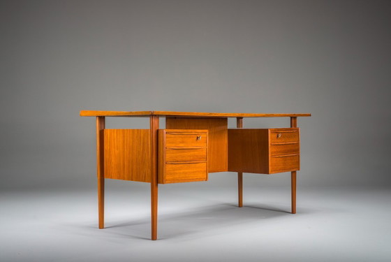 Image 1 of  Dänischer Teakholz-Schreibtisch von Peter Lovig Nielsen für Hedensted Mobelfabrik, 1974