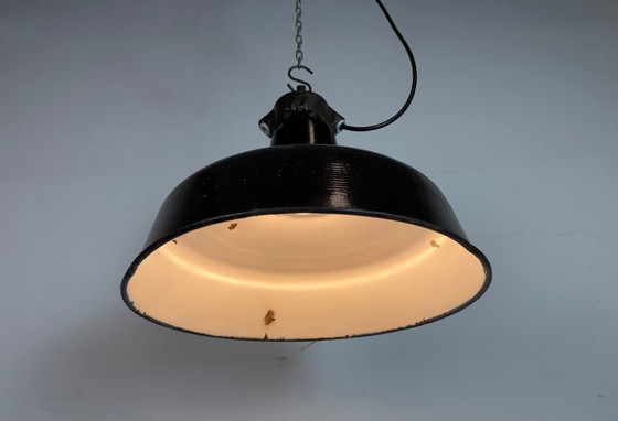 Image 1 of Industriële zwarte geëmailleerde fabriekslamp met gietijzeren bovenkant, jaren 50