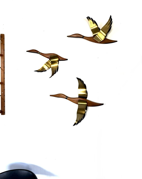 Image 1 of Vintage teak & messing vliegende eenden, jaren ‘60