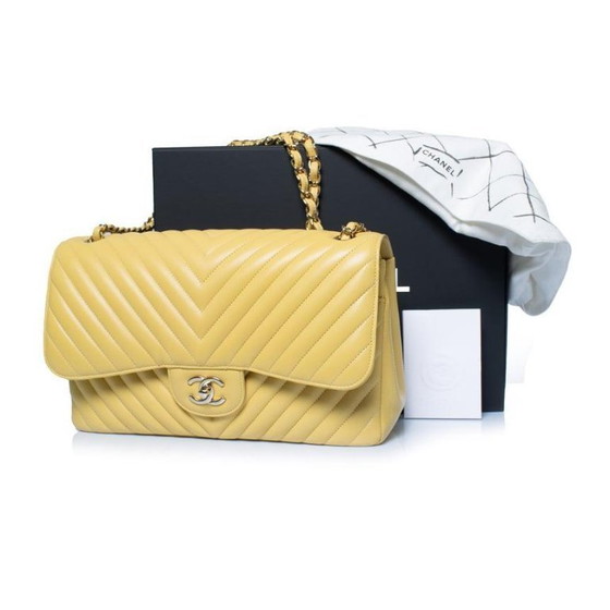 Image 1 of Chanel, Jumbo-Tasche aus gelbem Lammleder mit Chevron-Muster und Klappe