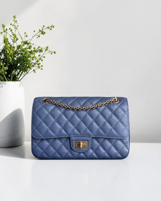 Chanel 2.55 Reissue 225 - 24 cm Caviar trapuntato blu con finiture dorate Serie 23